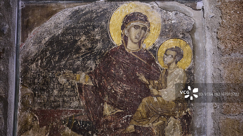 中世纪湿壁画：圣徒抱着孩子，背景风化图片素材