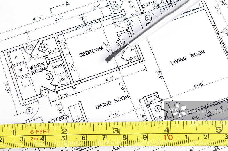 房屋蓝图与卷尺、螺丝刀图片素材