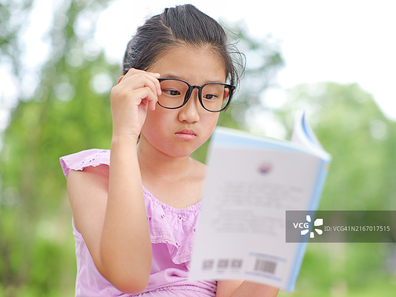 小女孩在阅读图片素材