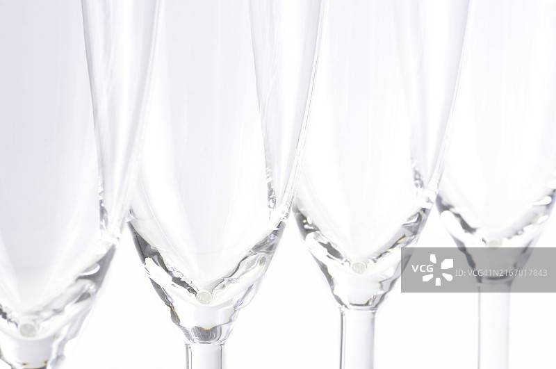 白色背景上的香槟酒杯图片素材