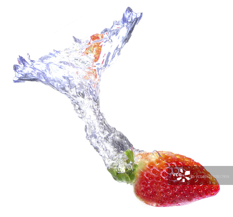 掉入水箱的草莓图片素材