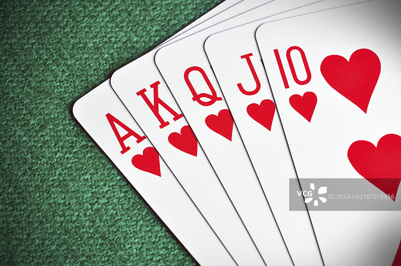 绿色桌子上的同花顺扑克牌图片素材