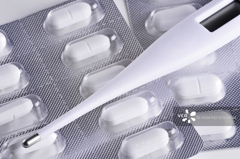 药片板上的温度计图片素材