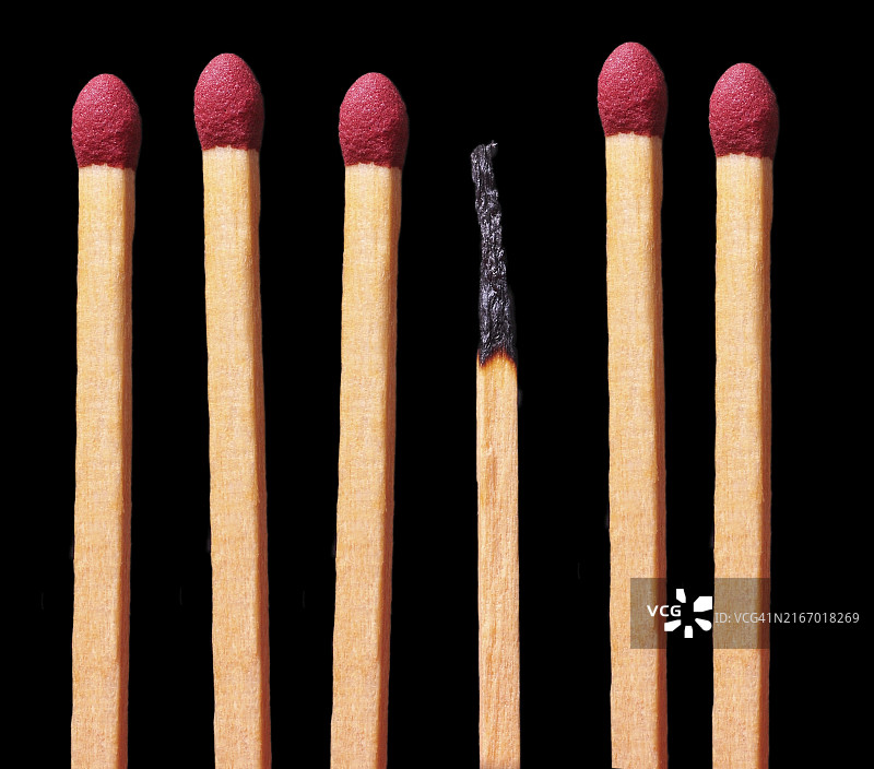 火柴群，中间有一根烧过的图片素材