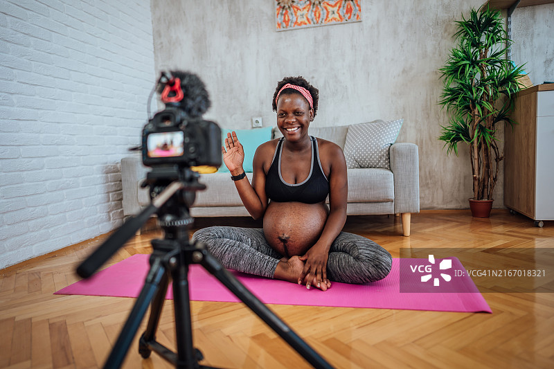 孕妇录制运动视频图片素材