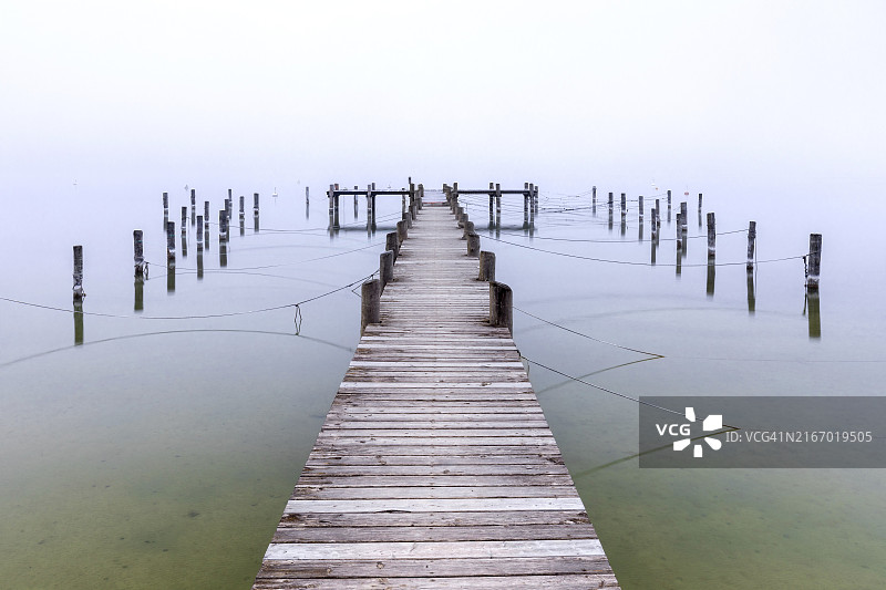 巴伐利亚阿默湖畔绍恩多夫的雾天清晨图片素材