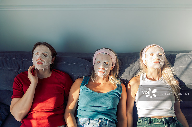 女友们在家中使用化妆面膜图片素材