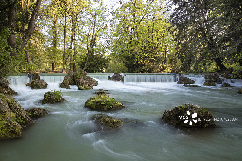 慕尼黑英国花园里的小瀑布图片素材