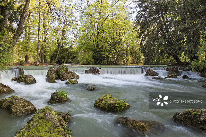慕尼黑英国花园里的小瀑布图片素材