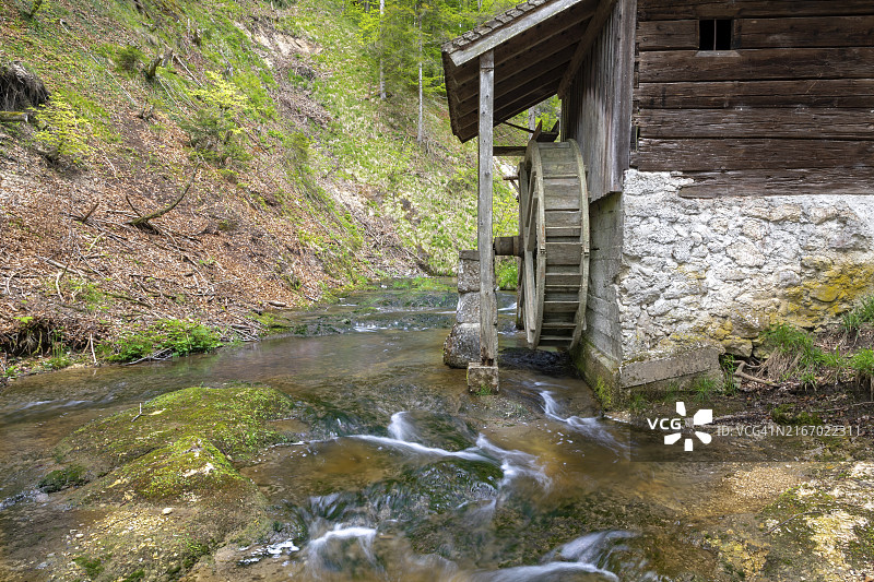 奥地利萨尔茨堡附近普勒茨峡谷的废弃旧磨坊图片素材