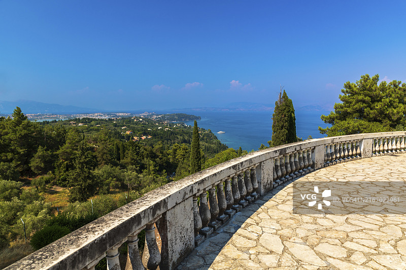从科孚岛阿喀琉斯宫的花园露台眺望科基拉图片素材