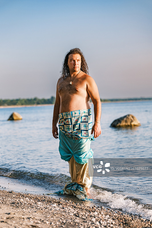 在日落海滩上的年轻男人图片素材