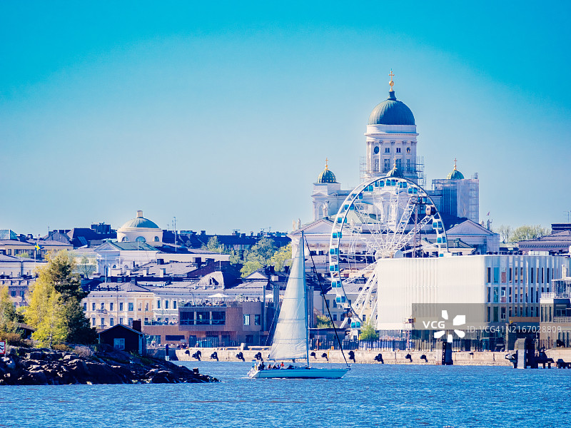 晴朗夏日从海上眺望赫尔辛基市中心天际线图片素材