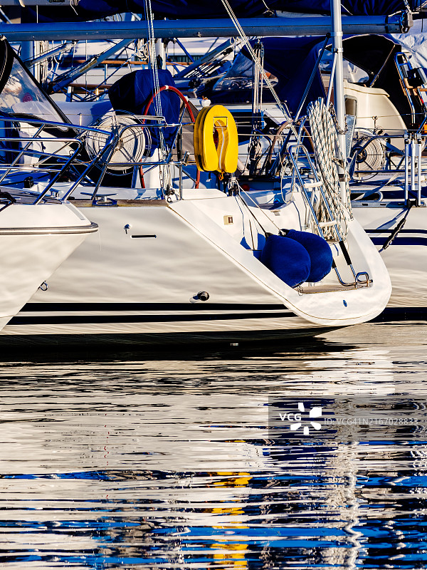 平静夏日，港口帆船及其倒影的细节图片素材