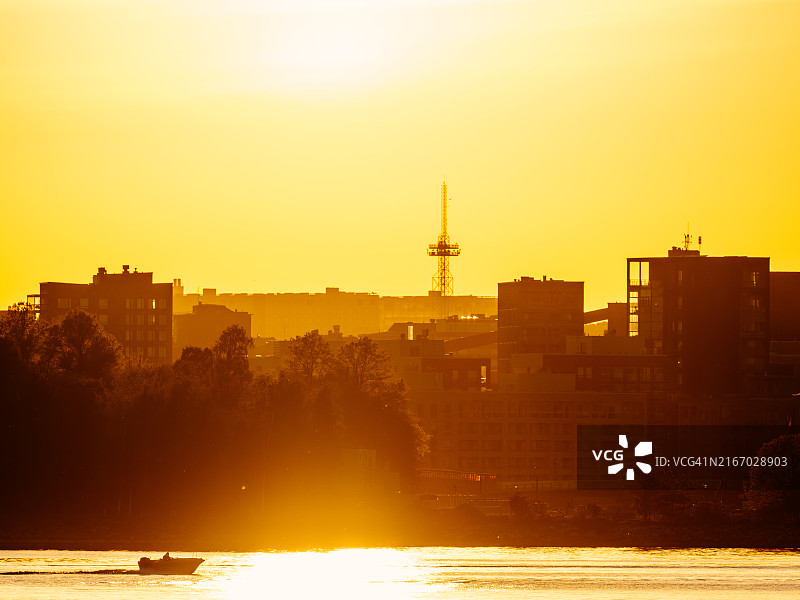 日落时分赫尔辛基天际线，波罗的海上行驶的摩托艇图片素材