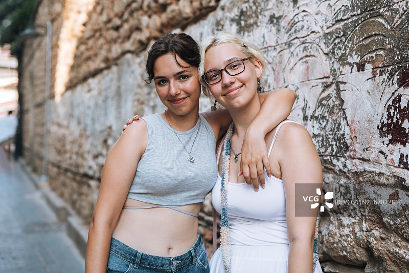 在城市里行走的16-17岁少女的朋友们的肖像图片素材