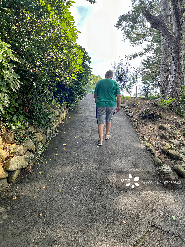 走在小路上的年长白人男子图片素材