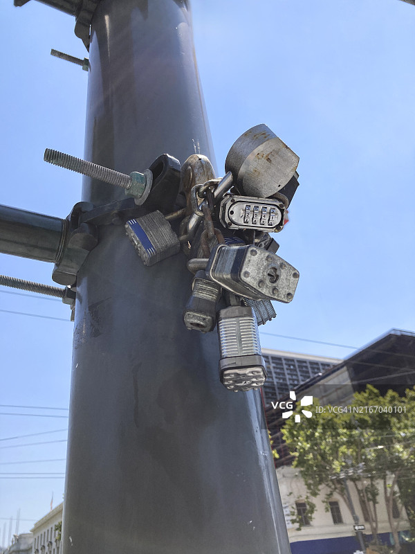 电话杆上的一堆锁图片素材