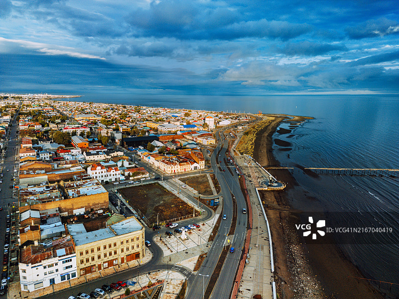 智利蓬塔阿雷纳斯麦哲伦海峡沿岸鸟瞰图图片素材