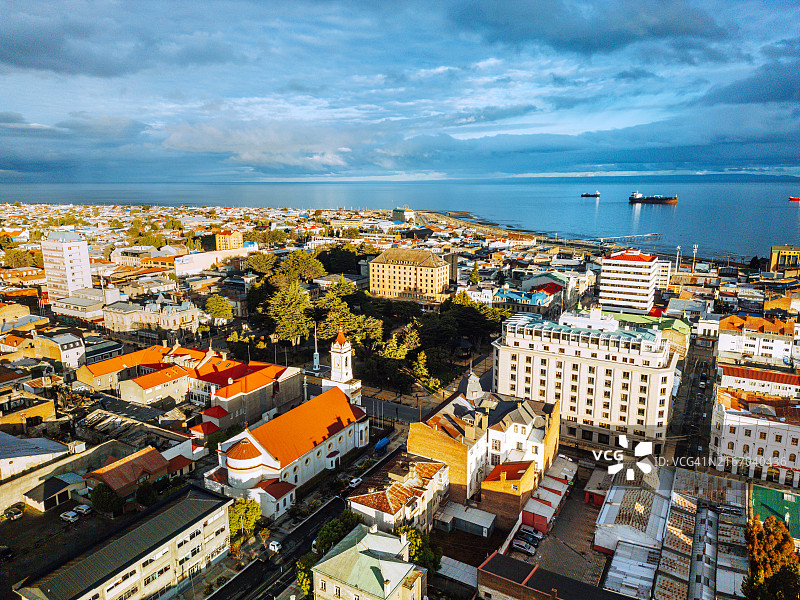 智利蓬塔阿雷纳斯和麦哲伦海峡鸟瞰图图片素材
