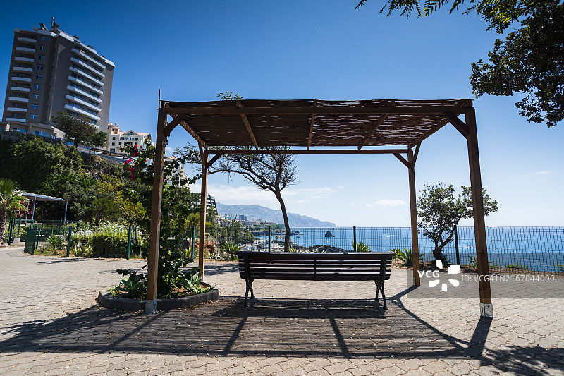 丽都长廊上的阴凉长椅图片素材