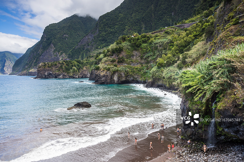 在塞萨尔海滩上的人们图片素材