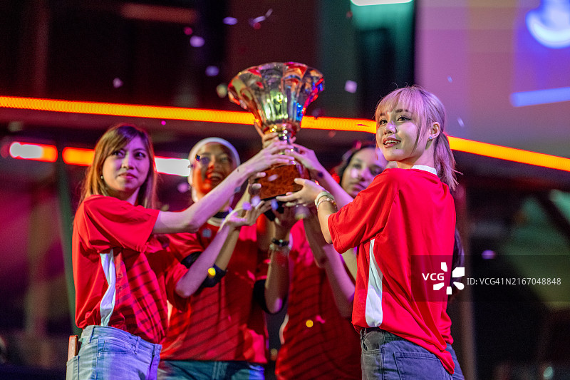 多元化女子电竞团队“红皇后”捧起冠军奖杯图片素材