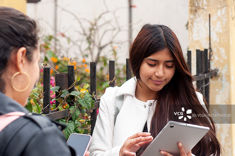 女孩用手机给朋友转账图片素材