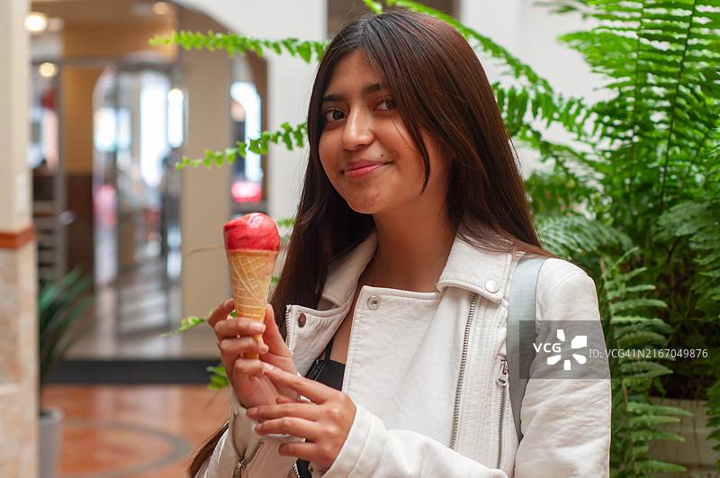 在一个愉快、温馨的环境中享受冰淇淋图片素材