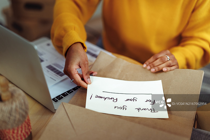 年轻女子为在线客户撰写感谢信特写图片素材
