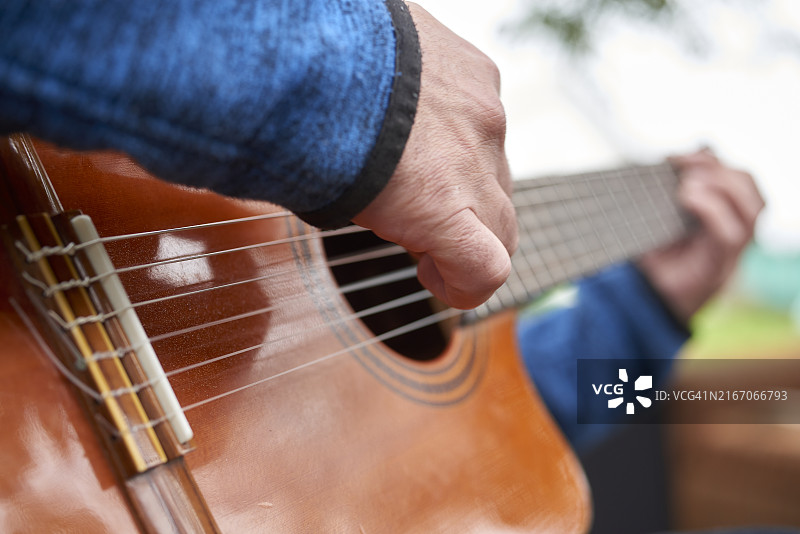 手弹吉他特写图片素材