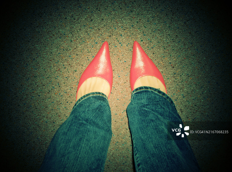 Y2K时尚潮流，Y2K风格，尖头高跟鞋搭配牛仔裤潮流图片素材