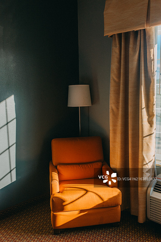 房间里空的橙色扶手椅图片素材