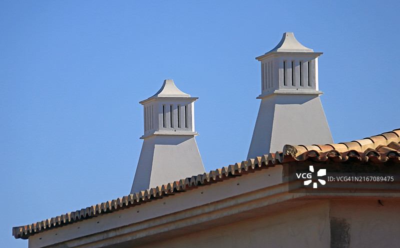 蓝天下的两个白色烟囱图片素材