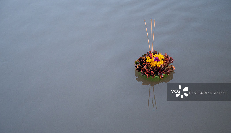 泰国水灯节河中漂浮的水灯图片素材