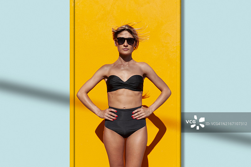 年轻女人穿着比基尼图片素材