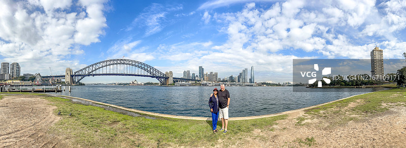 年长夫妇在悉尼海港图片素材