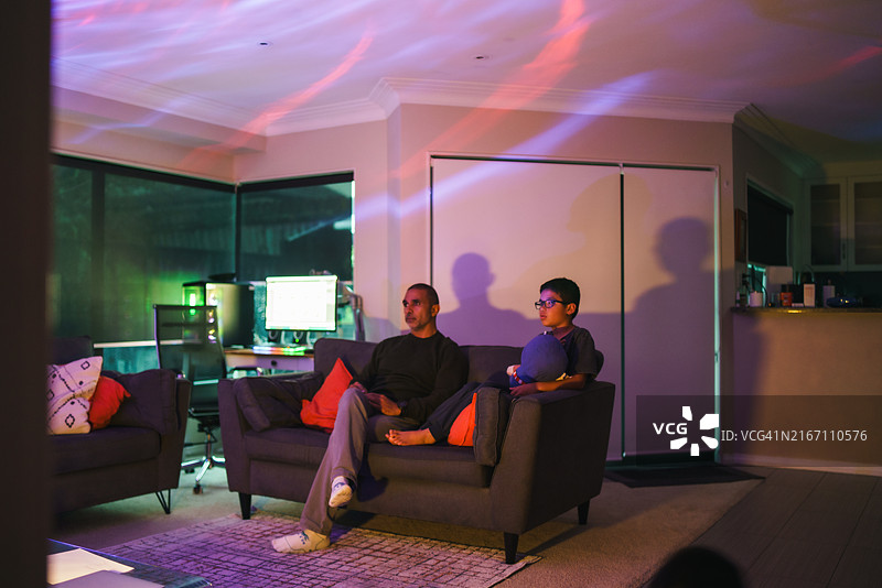 珍贵的家庭时光，观看电视。图片素材