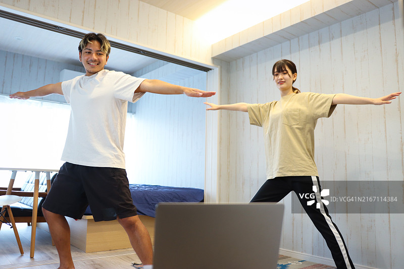 情侣在家做瑜伽图片素材