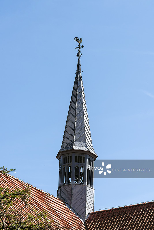 带金色公鸡的尖顶教堂塔楼图片素材