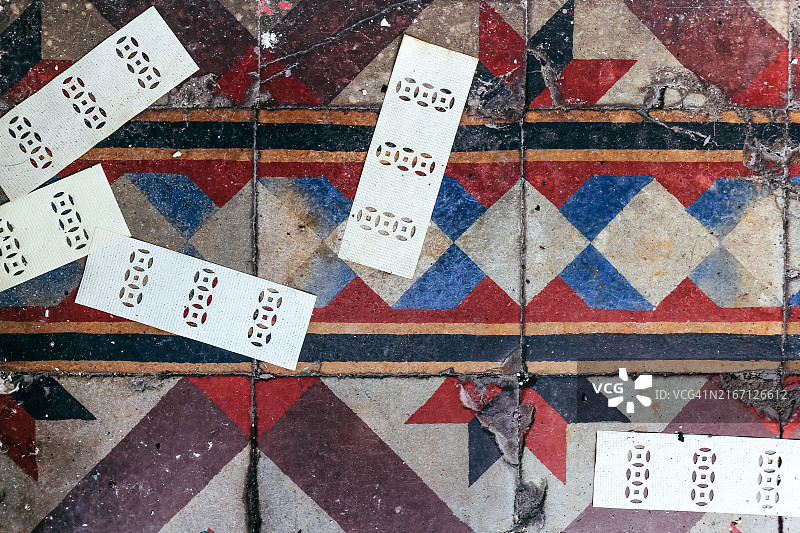 马来西亚槟榔屿乔治市人行道上的冥币图片素材