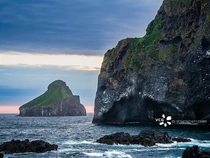 冰岛南区西人群岛象石的远景，午夜阳光下的多风天气图片素材