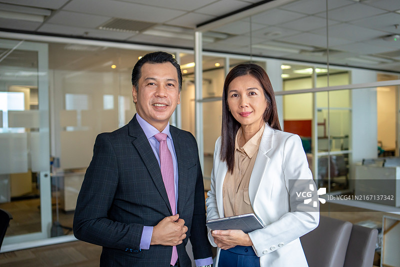 办公室里的商务合作伙伴图片素材