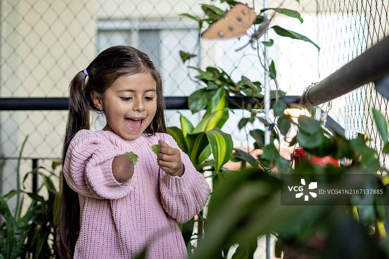 女孩在家里闻植物图片素材