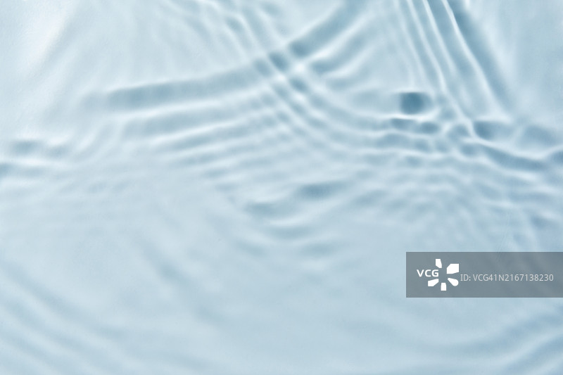 阳光下波光粼粼的浅蓝色透明水面纹理及光线反射图片素材
