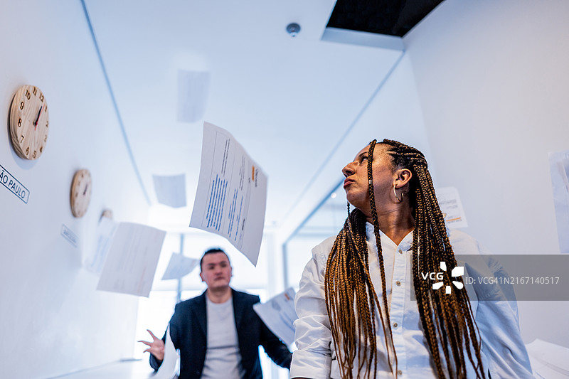 老板在办公室向上扔文件，解雇了愤怒的员工图片素材