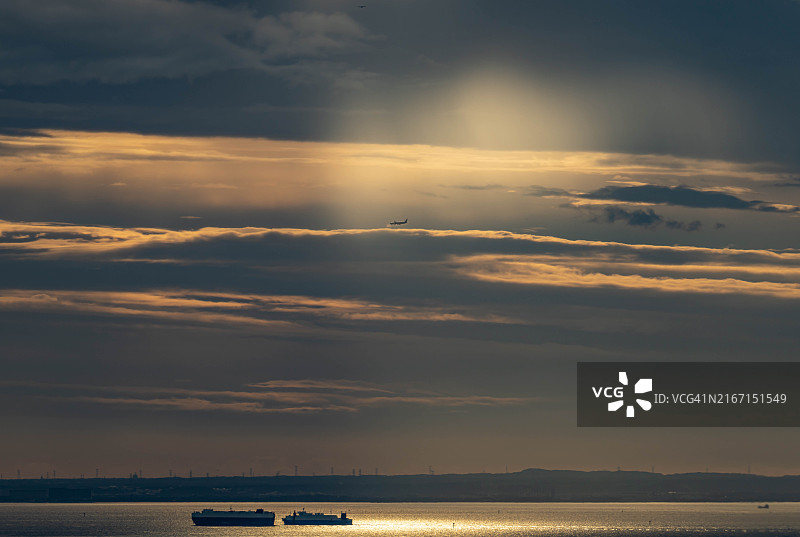 飞越日本横滨市海面的飞机图片素材