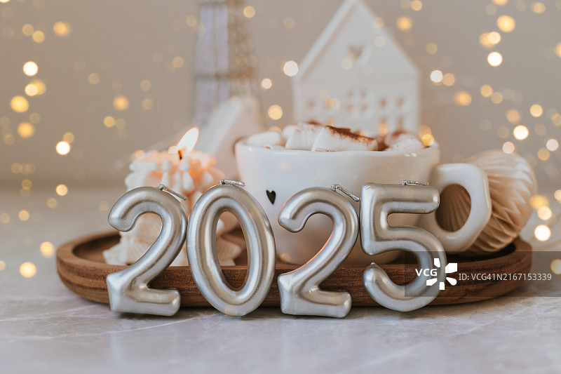 节日背景下的2025数字蜡烛与彩灯图片素材