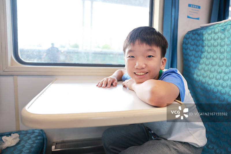 孩子们在火车上图片素材