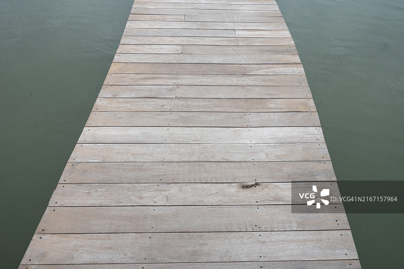 绿色水面上的木制甲板图片素材
